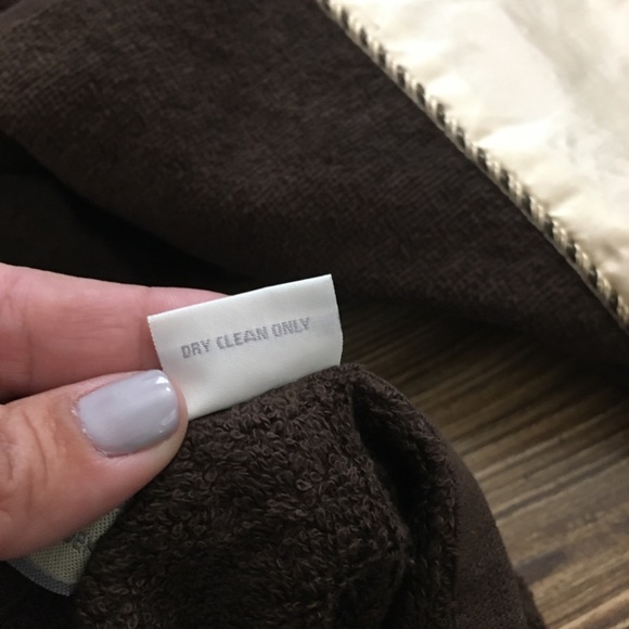 EUC 4pc. Stratford Home Decorative Towel Set - Picture 7 of 8